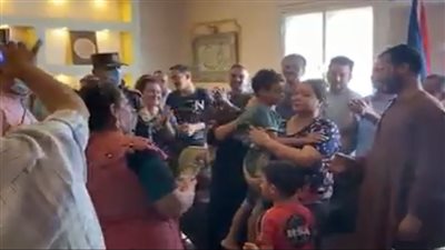 زغاريد ودموع الفرح.. هتافات للسيسي تزلزل منزل الطفل المختطف بأسيوط بعد عودته من النيابة | فيديو 