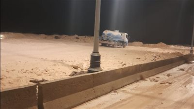 لحظة محاولة إصلاح كسر خط المياه الرئيسي بالساحل الشمالي | صور