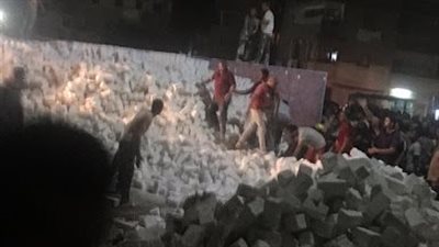 دفنتهم بالحيا.. انقلاب سيارة نقل محملة بالطوب على توك توك يقل 3 أشخاص بالدقهلية 