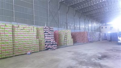 ضبط 3 مصانع غير مرخصة وسلع غير صالحة للاستهلاك في أسيوط | صور 