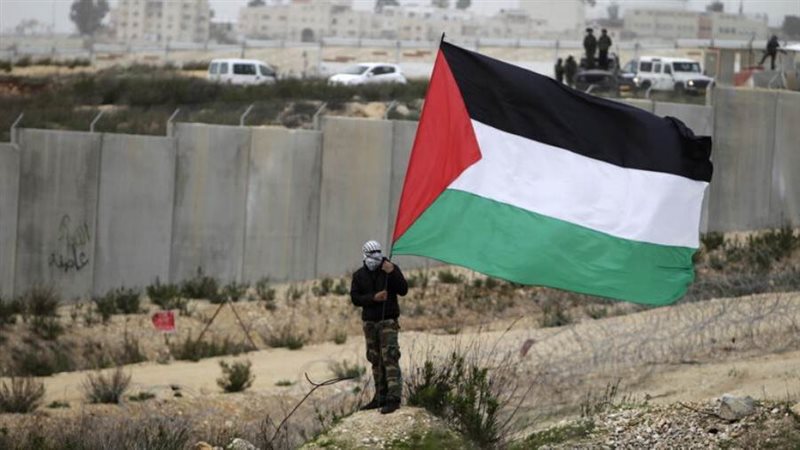 فلسطينيون يشعلون