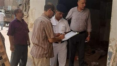 تنفيذ الإخلاء الإدارى لعقارين بالمنصورة بسبب خطورتهما الداهمة| صور