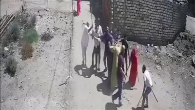 تفاصيل سحل وتعرية سيدة علي يد 7 أشخاص في الشارع بالغربية بسبب كيس قمامة|فيديو