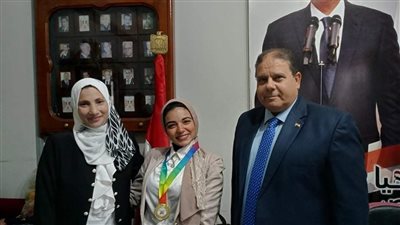 تكريم آلاء محمود بنت الدقهلية الحاصلة على ذهبية 