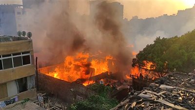 السيطرة على حريق مخازن الأخشاب بالشرابية