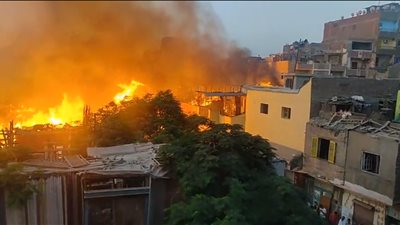 الحماية المدنية تدفع بخزانات مياه للسيطرة على حريق مخازن الأخشاب بالشرابية