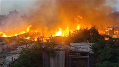 حريق هائل داخل مخازن الأخشاب بالشرابية.. والحماية تدفع بـ 10 سيارات إطفاء| صور