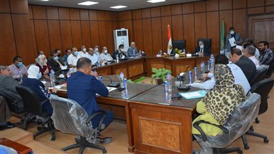 محافظ المنيا يناقش مع النواب عددًا من طلبات المواطنين