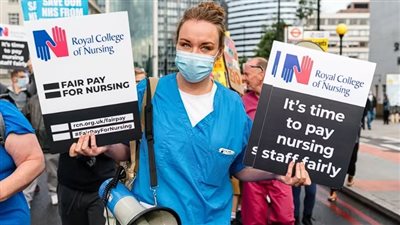 لأول مرة منذ 106 أعوام.. ممرضات بريطانيا يدخلن في إضراب بسبب تدني الرواتب