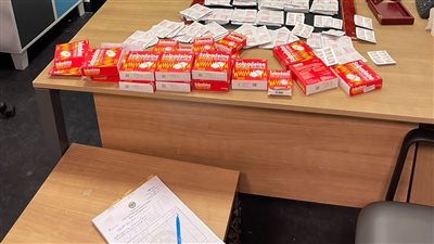 ضبط راكب بحوزته أقراص وكبسولات مدرجة بجداول المخدرات بمطار القاهرة | صور 