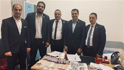 بعد عملية مطاردة غريبة.. ضبط موظف بالمطار حاول تهريب أدوية حول جسده | صور 