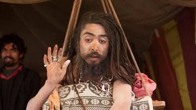  هندي يقضي 12 عامًا واقفًا على قدميه.. ما السبب ؟