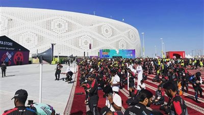 مشهد رائع.. الجماهير القطرية والسنغالية تؤدي صلاة الجمعة أمام استاد الثمامة قبل المباراة|فيديو 