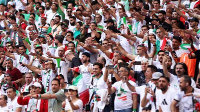 شاهد.. بكاء مشجع إيراني أثناء أداء النشيد الوطني لمنتخب بلاده 