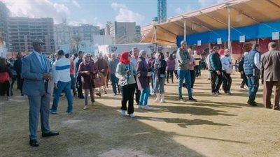 تزايد الإقبال على انتخابات نادى سموحة بعد صلاة الجمعة | صور