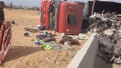 رفع آثار حادث انقلاب سيارة نقل ثقيل بطريق الإسماعيلية السويس