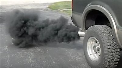 دخان الشكمان في السيارة المستعملة.. ما الفرق بين الأبيض والأسود؟ 