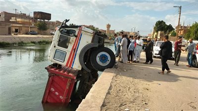 سقوط سيارة نقل بترعة السويس في الإسماعيلية | صور