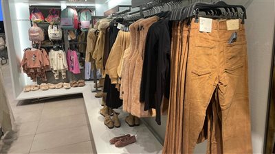 أسعار الملابس في الجمعة البيضاء.. البالطو بـ 2000 جنيه.. وبنطلون الأطفال يصل لـ 800 جنيه في المولات الكبرى