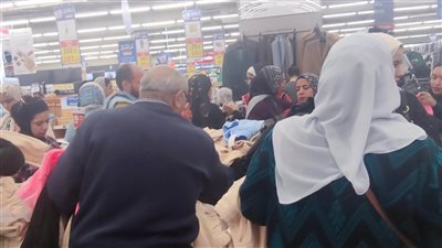 إقبال كبير على المحال والمولات التجارية للاستفادة من عروض الجمعة البيضاء| صور