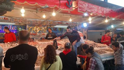 في مشهد يتكرر أسبوعيا.. سوق الأسماك يستقبل الآلاف من أبناء بورسعيد والمحافظات الأخرى|صور 