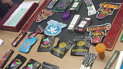 5 صور ترصد المضبوطات الموجودة مع الفنانة منة شلبي بمطار القاهرة