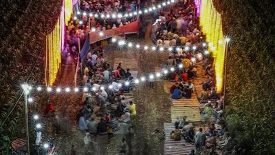 رجل يطلق زوجته عبر مكبر الصوت أثناء حفل زفاف ابنتهما بدمياط | فيديو