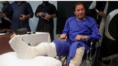 بجبيرة قدم وكرسي متحرك.. أول ظهور علني لعمران خان منذ محاولة الاغتيال