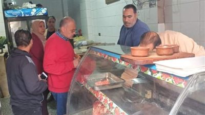 إعدام مواد غذائية غير صالحة في الإسكندرية 