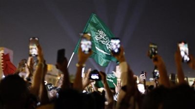 الجمهور الإيراني يرفع علم السعودية لتشجيع الأخضر.. والنشطاء: أغرب كأس عالم|فيديو