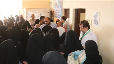 توقيع الكشف الطبي على 2380 مواطنا بالواحات البحرية | صور