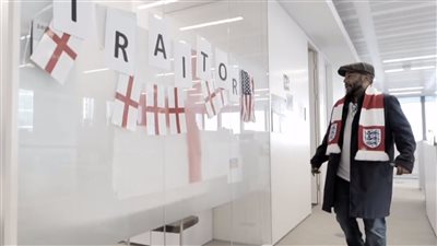 السفارة الأمريكية بلندن تقيل مسئولا دعم المنتخب الإنجليزي ضد الولايات المتحدة | فيديو