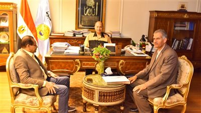 محافظ أسيوط يوجه بتنظيم معارض ومشروعات توفر فرص عمل وسلعا 