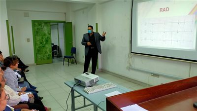 طب سوهاج تنظم دورة تدريبية عن أساسيات قراءة رسم القلب لمرضى الطوارئ 