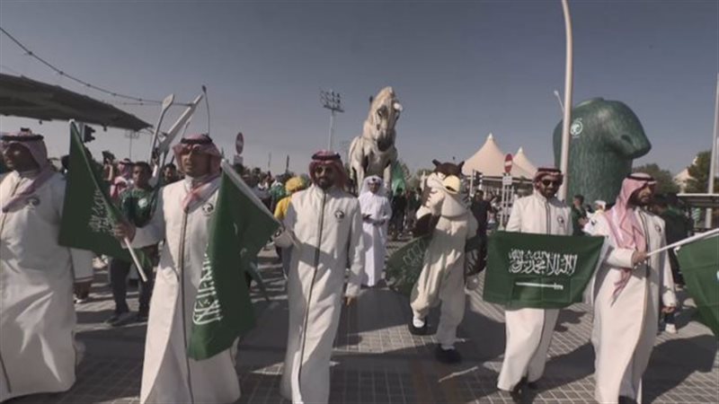 توافد عشرات من الجمهور