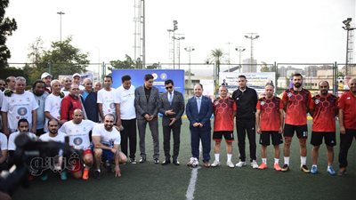 أسر الشهداء يلتقطون الصور التذكارية مع وزيري الرياضة والمالية ونورالدين | فيديو وصور