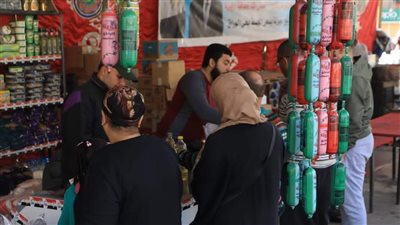 معرض لبيع السلع الغذائية واللحوم والدواجن والأسماك بأسعار مخفضة بالوراق |صور