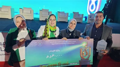 كوثر محمود تتسلم جائزة الإبداع عن معاهد التمريض 