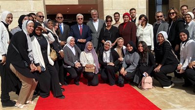 وزير التعليم العالي ورئيس جامعة حلوان يتفقدان اللوحات الفنية لطلاب فنون جميلة 