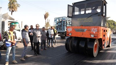 محافظ أسيوط يتفقد رصف طريق سوهاج الزراعي طبقا لمعايير الجودة 