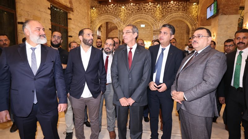 وزير الاتصالات خلال