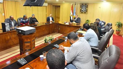 لتطبيق الاشتراطات الفنية.. تشكيل لجنة لمتابعة مشروعات الطرق والكباري بأسيوط
