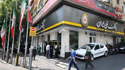 لتقديم الخدمة لامرأة غير محجبة..إقالة مدير مصرف في إيران 