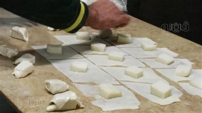  التلاتة بجنيه ومقرمشة وعليها سكر.. التمرية والزلابيا حلوى الفقراء والأغنياء ببورسعيد l فيديو وصور