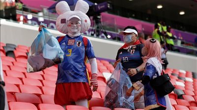 جماهير اليابان تنظف المدرجات بعد الخسارة أمام كوستاريكا 