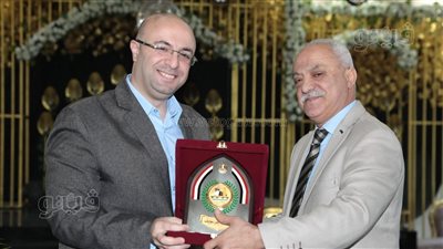 محافظ بني سويف يُكرّم وكيل وزارة  بالمركزي للمحاسبات لبلوغه سن المعاش 