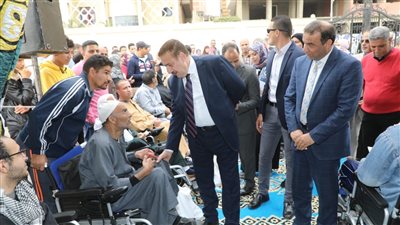 محافظ المنوفية يسلم مساعدات وكراسى كهربائية لـ 120 حالة