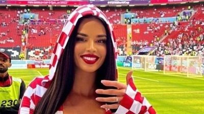 بفستان غير مألوف.. مشجعة كرواتية تنتهك المحظور في مونديال قطر 