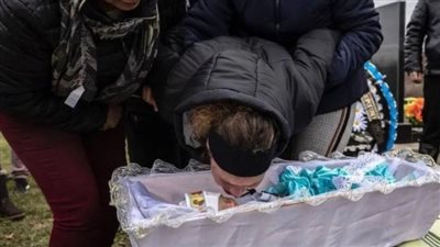 ويلات الحرب.. دفن طفل أوكراني بعمر يومين جراء القصف الروسي |صور