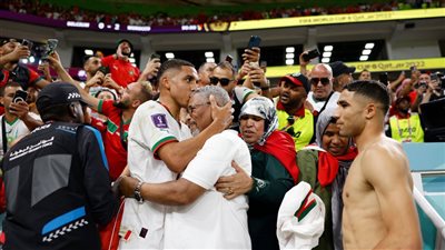 صاحب هدف التقدم لمنتخب المغرب أمام بلجيكا يقبل رأس والديه بالملعب|صور